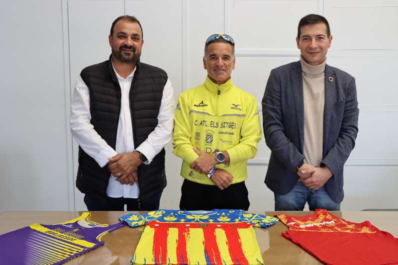 El atleta Eduardo L. Gmez, con el alcalde, Rafa Garca y el edil de Deportes. EPDA